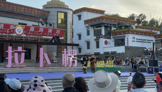 2025年7月16日晚，海螺塆广场开展戏曲进乡村惠民演出活动。