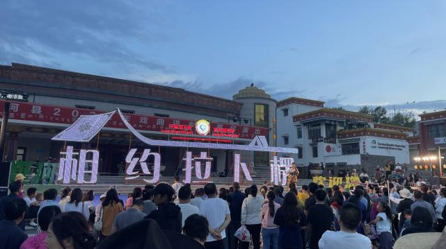 2025年8月20日我公司在海螺塆文化广场如期开展惠民演出活动。