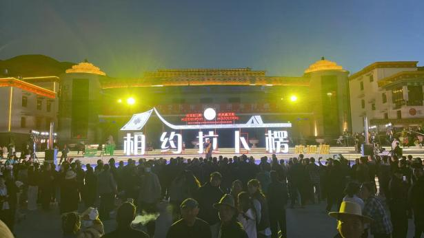 2025年7月24日在夏河县海螺塆广场开展了2025年夏河县戏曲进乡村文化惠民演出活动。