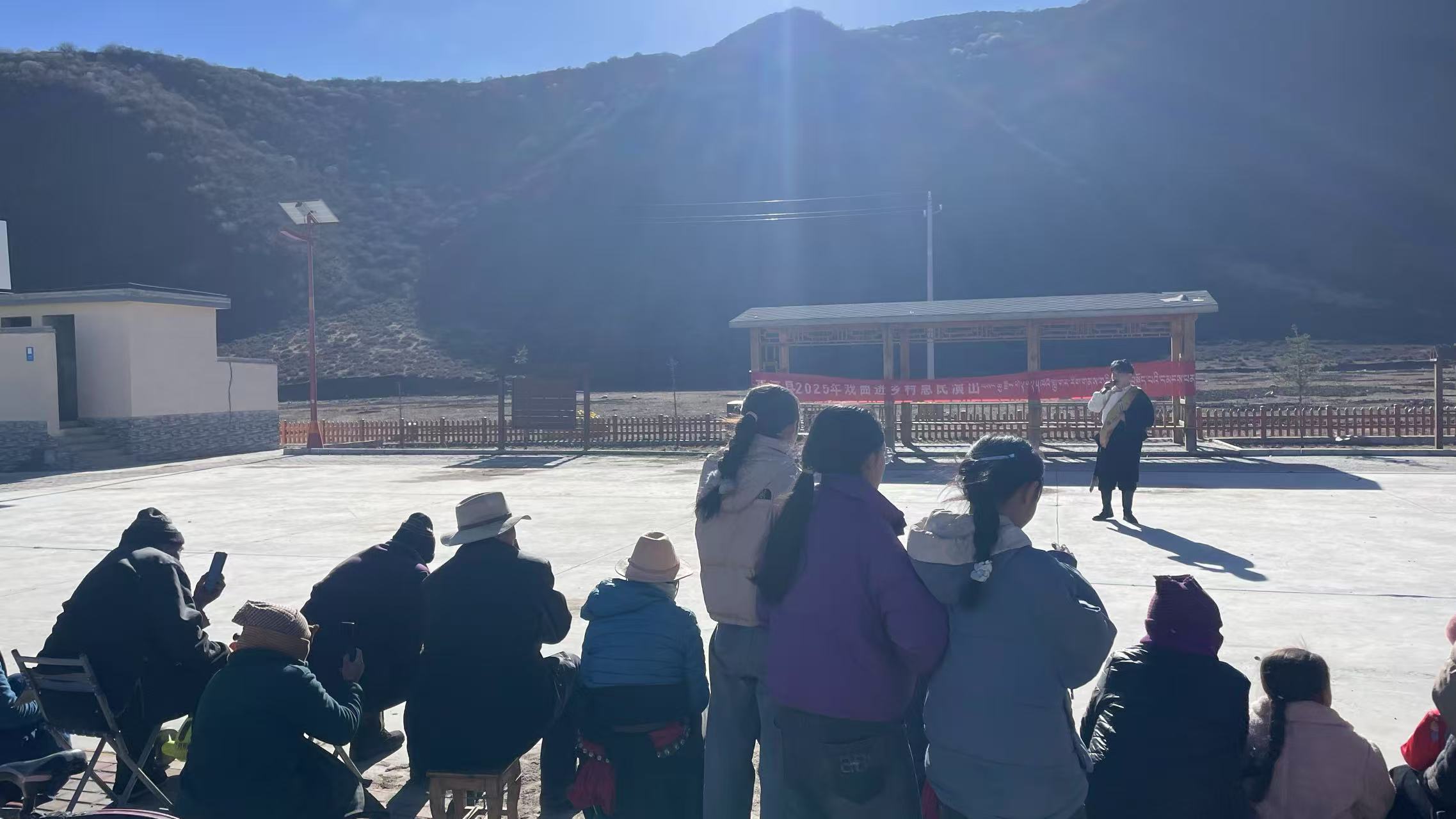 2025年12月2日赴扎油乡扎油道村麦日村开展夏河县2025年下半年戏曲进乡村惠民演出活动