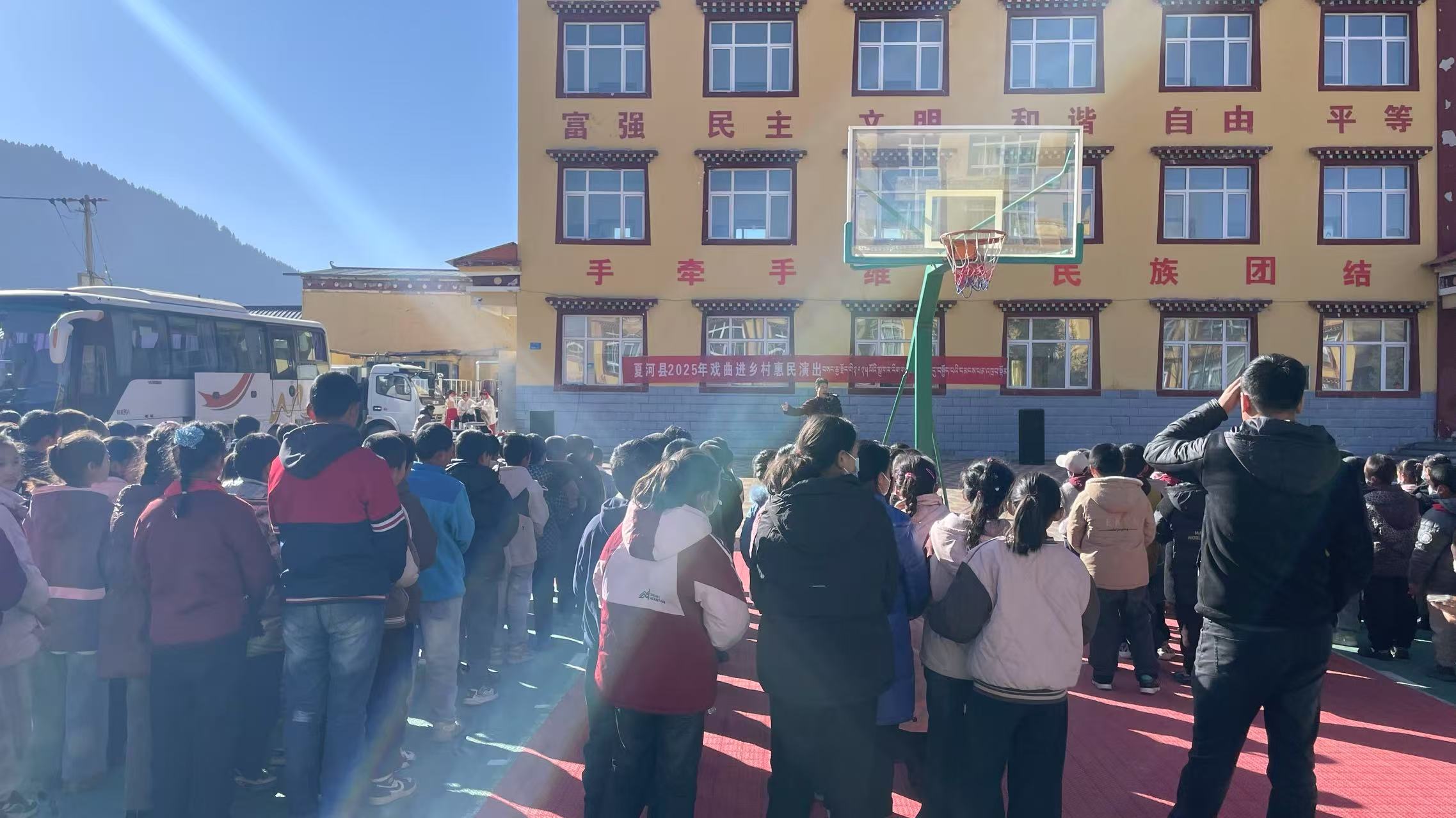  2025年12月2日扎油乡开展夏河县2025年戏曲进乡村 惠民演出活动