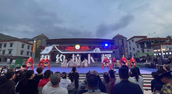 2025年7月17日在海螺湾开展2025年夏河县戏曲进乡村文化惠民演出活动