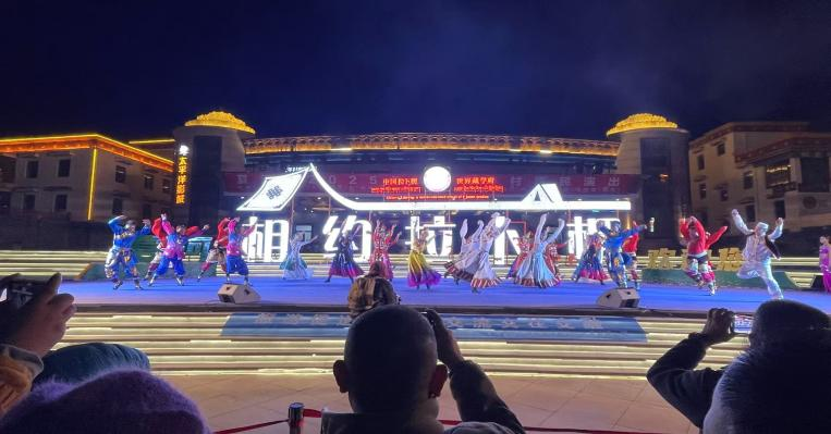 2025年9月30日赴海螺塆广场开展夏河县2025年戏曲进乡村惠民演出活动