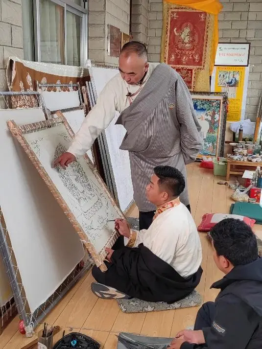 甘肃唐卡小镇：古今交融，传统艺术焕发新活力