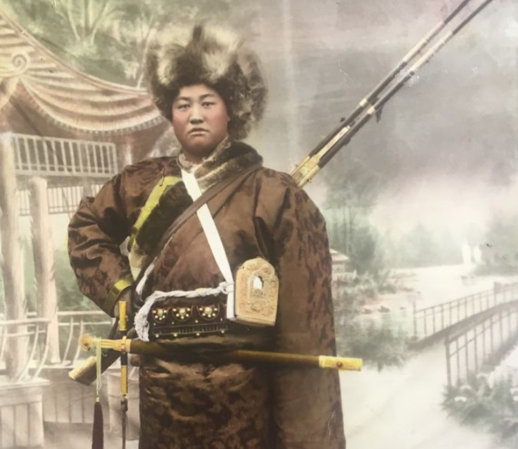 【甘南人物】1944年，一藏族人为重庆捐了买30架飞机的钱，为何建国后成了少将