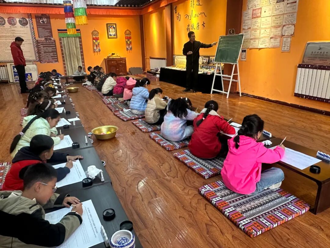 夏河县文化馆开展2025年“非遗传承”少儿艺术公益性辅导活动