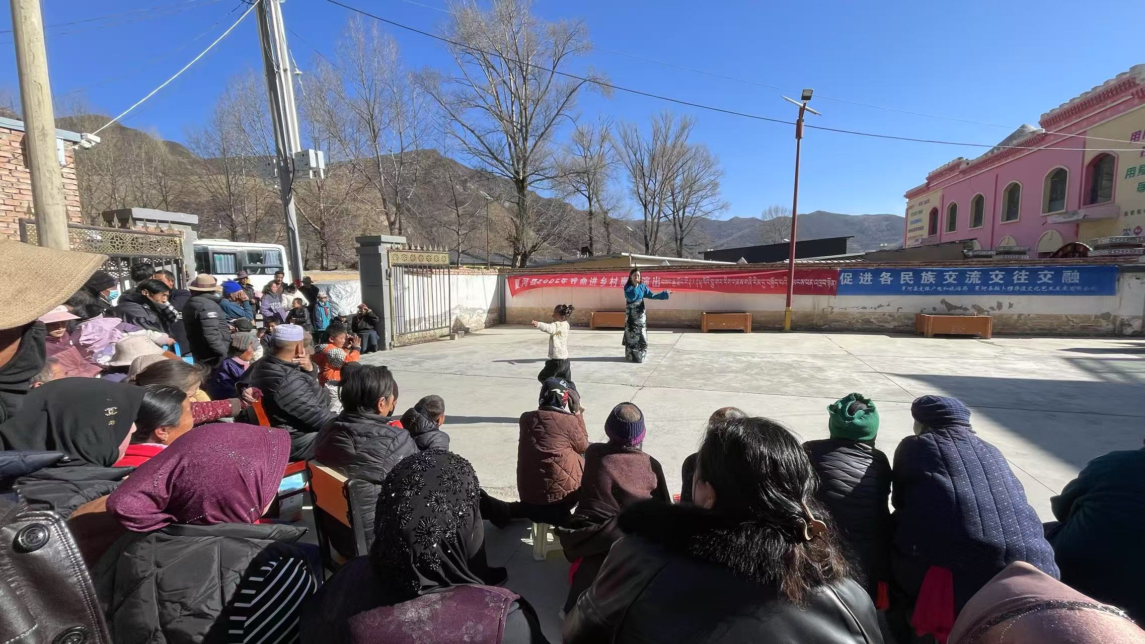 2025年12月4日赴博拉镇罗吾滩行政村开展2025年下半年&ldquo;戏曲进乡村暨文化下乡"惠民文艺演出活动