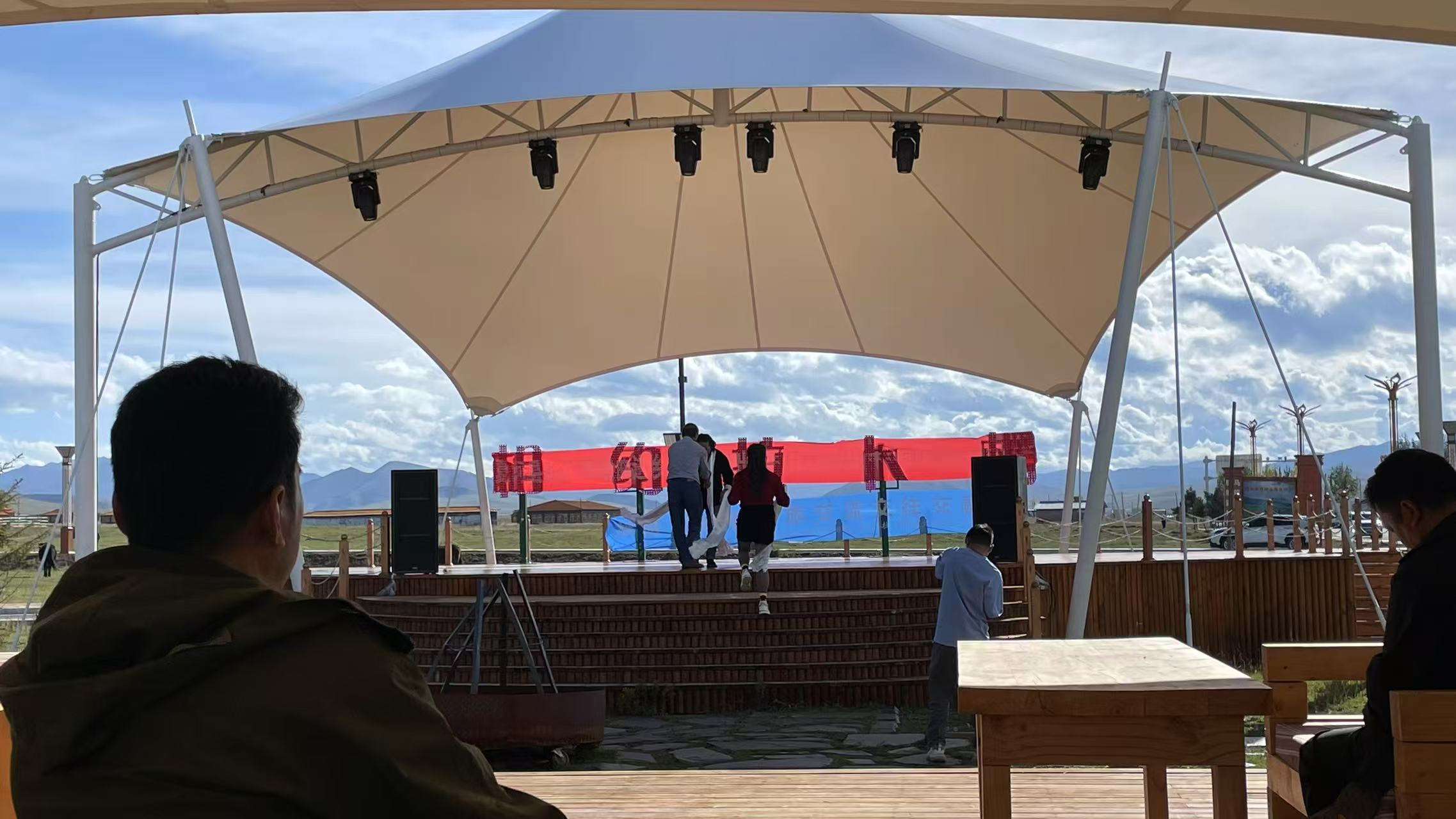 2025年10月6日桑科旅游自驾游营地开展夏河县 2025年戏曲进乡村惠民演出活动 