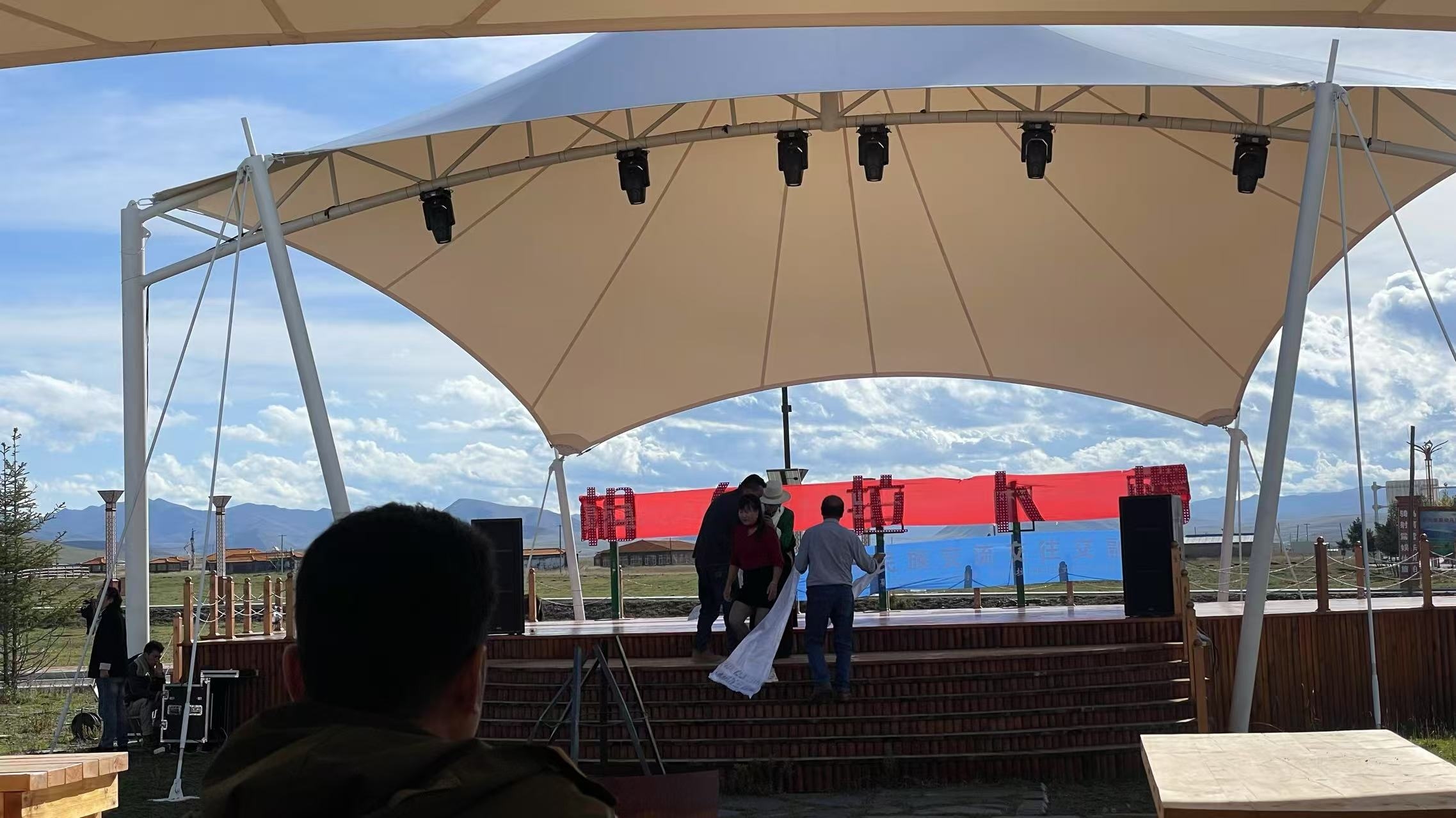 2025年10月14日桑科旅游自驾游营地开展夏河县 2025年戏曲进乡村惠民演出活动 